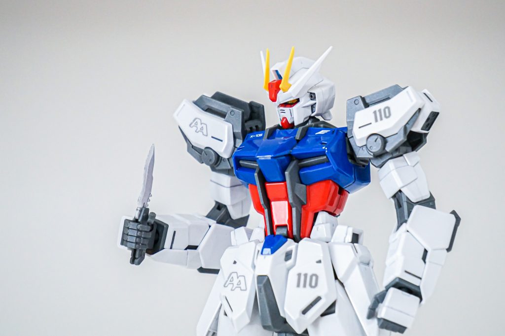 ツインアイはクリアイエローで塗装し、裏面にオーロラフィルムとメッキシールを貼り光が当たると反射します。アーマーシュナイダーの刃は研いでシャープにしています。肩口の「エンディミオンの鷹」をイメージしたデカールがお気に入りです(本来はジオン袖付き用)。エンディミオンの「E」と羽の形を組み合わせたように見えませんか？