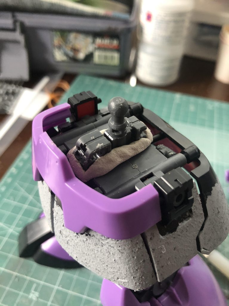 腰の接続も、ジョイントを切って貼っただけだったり。隙間をあとからジャンクパーツで埋めてます。