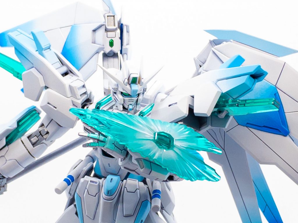 腕部にはビームシールドを装備。軽量化のため最低限の装甲しか持たない本機にとっては重要な防御兵装となります。