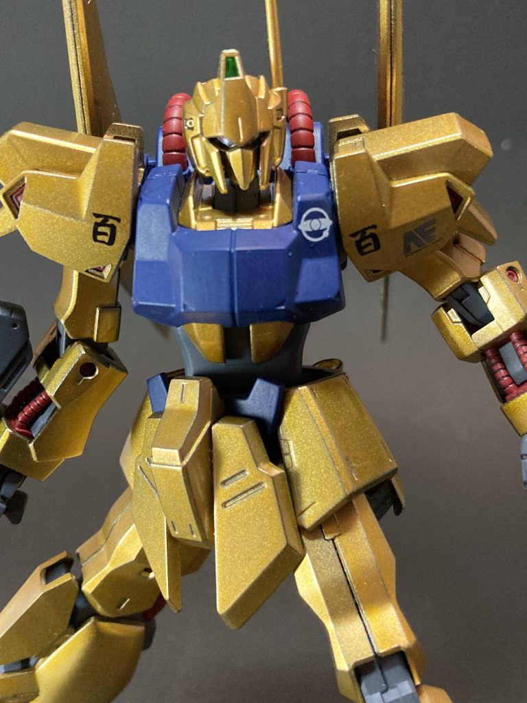 ツインアイのステッカーはクリアパーツの中に貼ったのですが、よく見えないです。他の方の作品は綺麗に見えてるものもあるので何かコツがあるんでしょうかね…