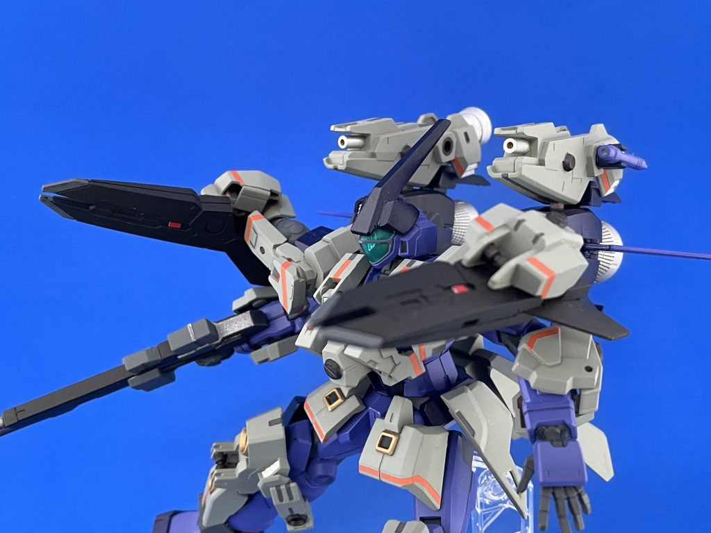 肩のエスポジットライフルは可動式。背中のエスポジットレッグブースターにも砲身をつけてキャノンにしています。合計4問の砲門増で火力アップ！