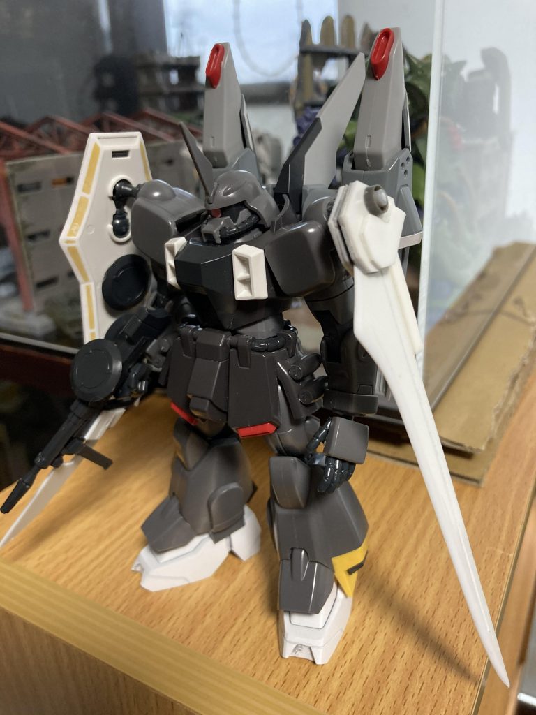 対艦刀、銃剣はスクラッチ、足のディテールアップとシールドの肉抜き埋めなどの作業をしてます 