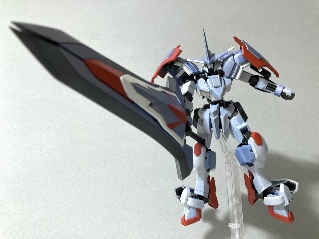 とても重い!これは鉄血に相応しい鈍器ですね!塗装で先はぴったり閉じるのですが、ほかの作例見ても閉じなくなること多いようだ。だが、気にしない!