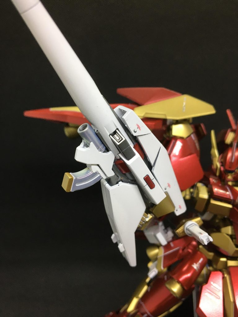 【200mm ヘキサファイヤ ライフル】ランス下部に装備された大口径ライフル。射程距離が短いため長距離からの攻撃よりも、ランスで貫いた直後の