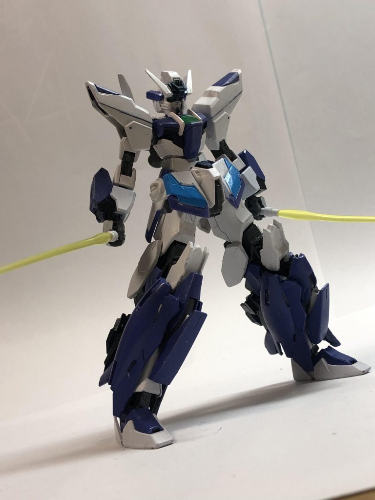 ビームサーベルサーベルはバックパックに2つと各サイドアーマーに1個ずつで計4個搭載されています。バックパックのサーベルはコアガンダム2のものを採用しているので刀身が短いのと長いのを使い分けることができます。なお脚部にもサーベル/ビームガンが装備されており飛び道具として使うこともできます。