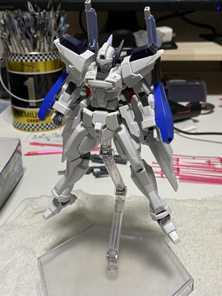 塗装前、正面。使用したキットはGバウンサー、Gエグゼス、AGE–3、プラ板、そこら辺にあったジャンクを少々。ノリと勢いで作りましたが形になって良かった。