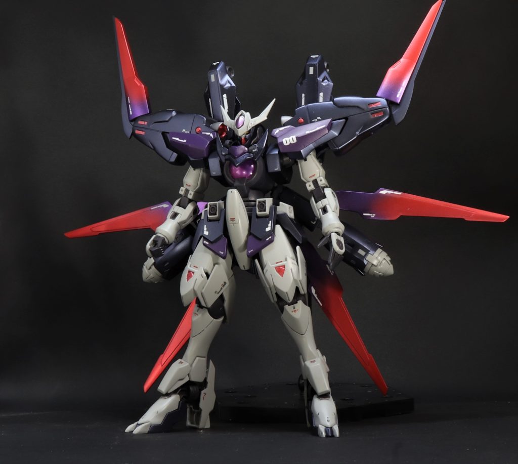 前面。6本のバインダーは粒子制御の他にも斬撃用のソードとしても使用可能。