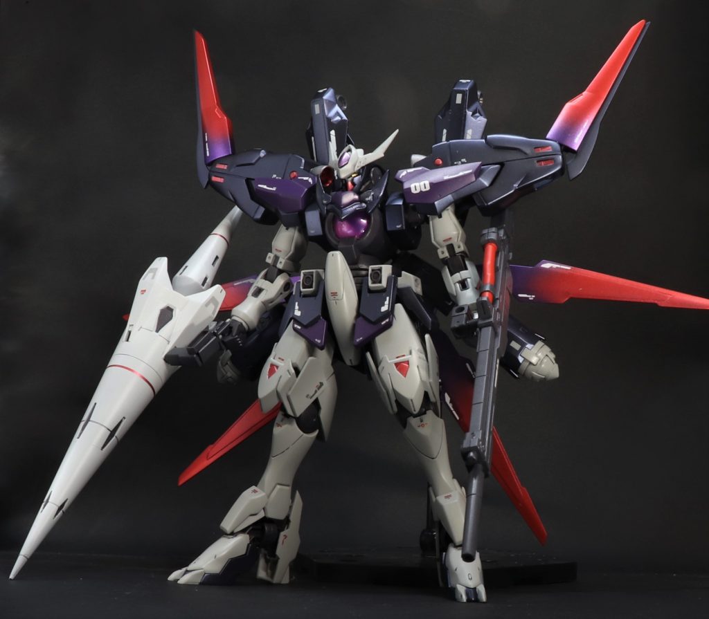 フル装備。ソレスタルビーイングのガンダムタイプよりふた回りは巨大。