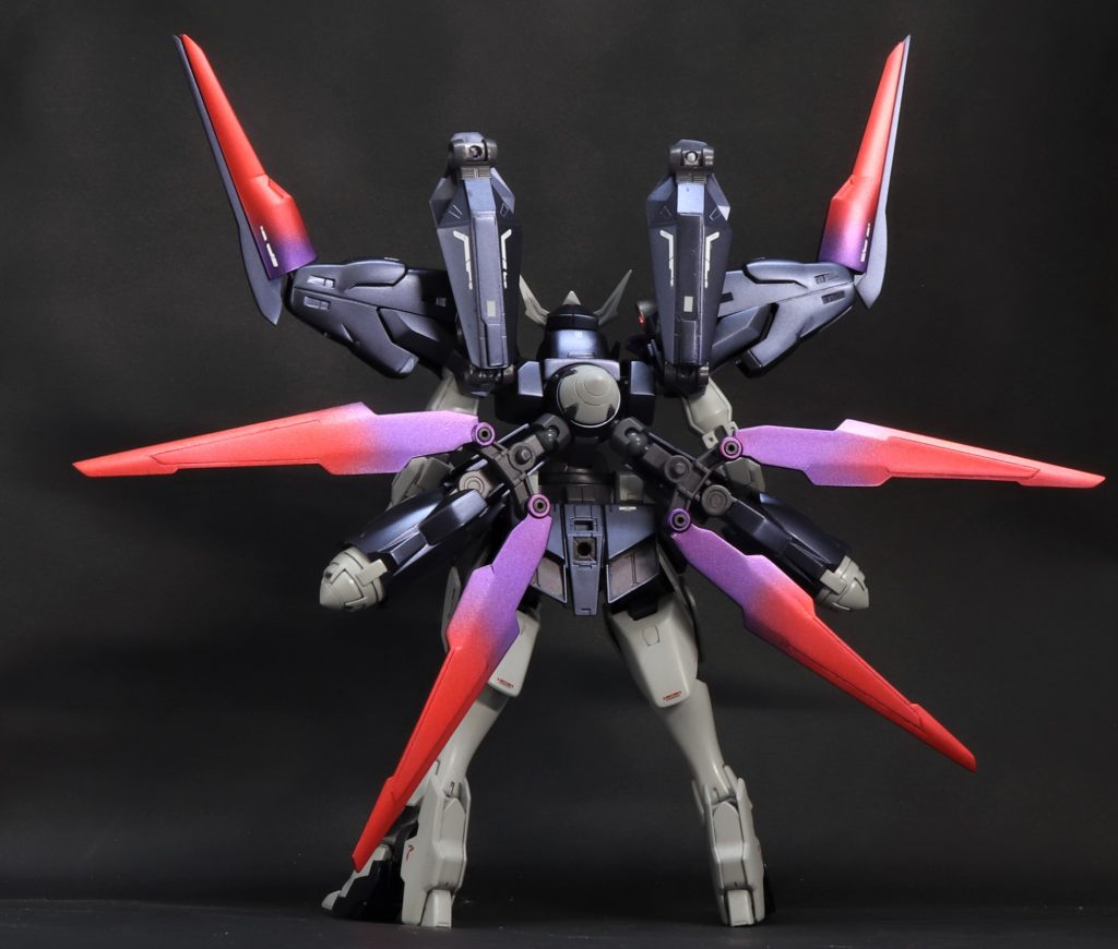 背面。両肩はアームによって隠し腕として展開も可能。