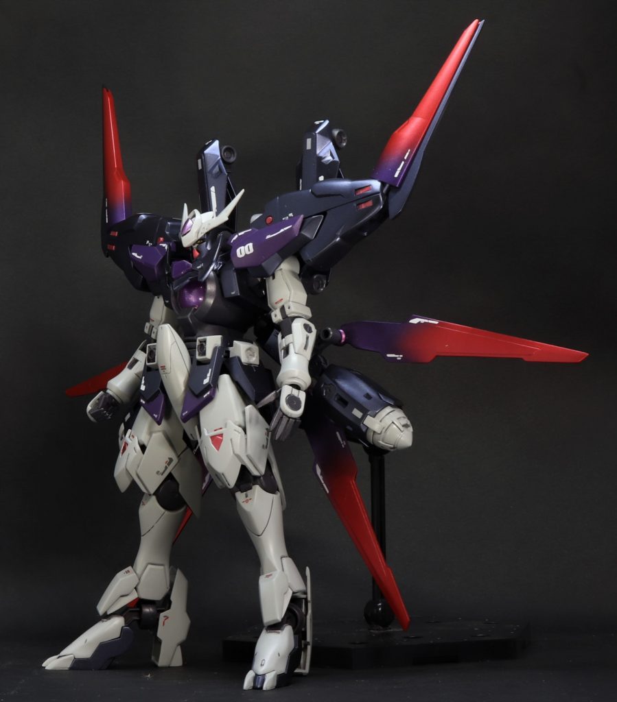 側面。左右のGNドライブはフレキシブルに稼働。３基のドライブを自由に配置することで変則的な挙動で敵を翻弄する。