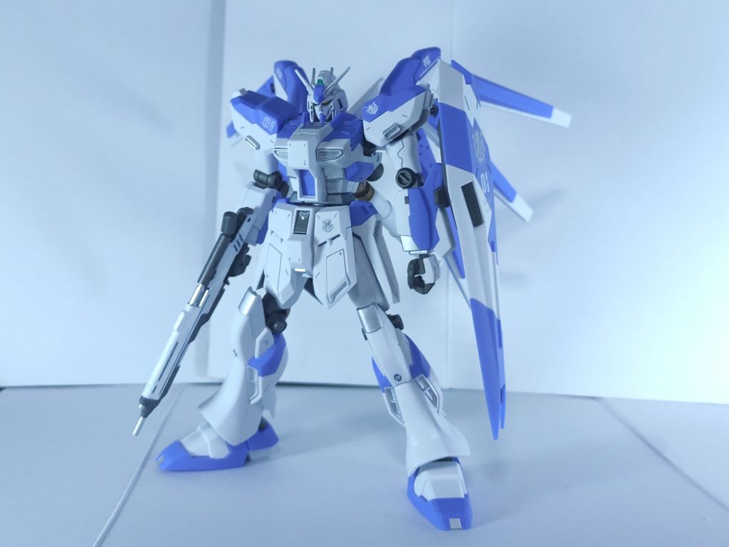 正面から銀色部分には4アーティストマーカーのシルバーを使いました。つや消ししたら落ち着いた輝きになっていい感じです。デカールはHi-ν用のとRGのνの余りを貼り付けました。もうちょっと貼ってもよかったかも。