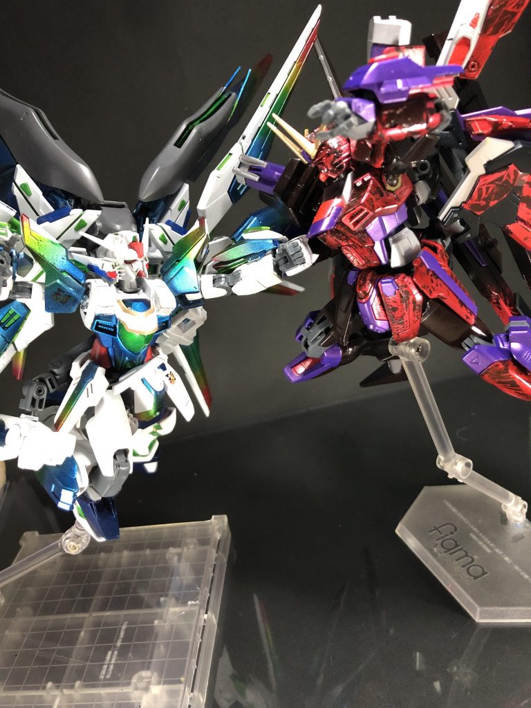 先程も説明しましたがこの機体は以前作った作品の対なのでこういうシーンもバチバチにかっこよく決まります……