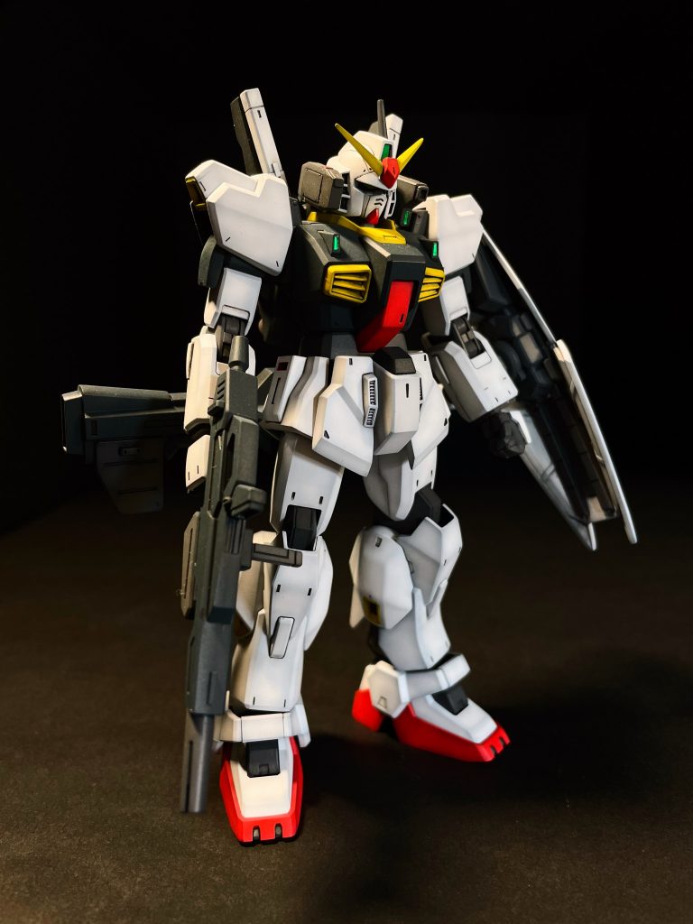 握り手を穴埋めし、指の角度を変えました。一番目立つパテの凹造形がダメダメだったので、もっと練習せんとなぁです。センサーには添付シールを貼ってみました。目はライトグリーンで塗装です。反射が強いから塗るよりシールがカッコいいですね。