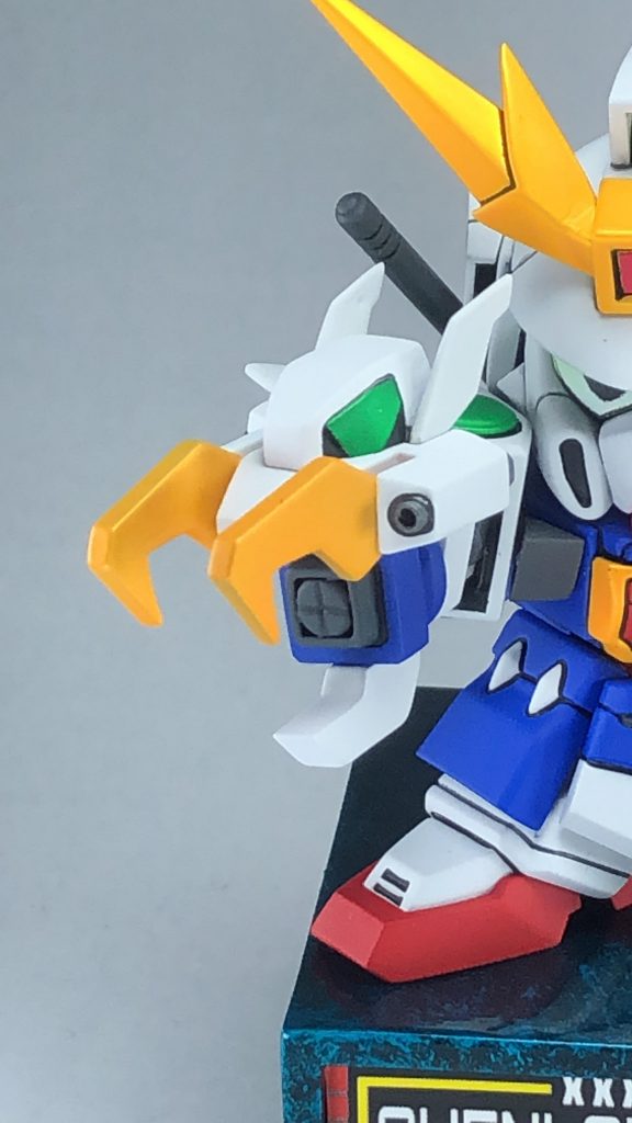 ドラゴンハングはかなり大型化しました。目の基部はパテで自作。他はキットをたくさん延長。牙は上下ともプラ板から。火炎放射器はプラパイプ埋め込み。