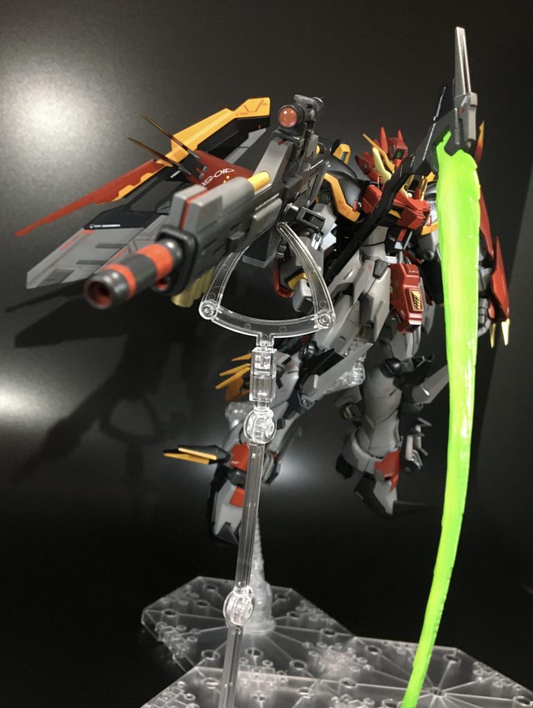 大型バスターライフルをサブアームで保持。