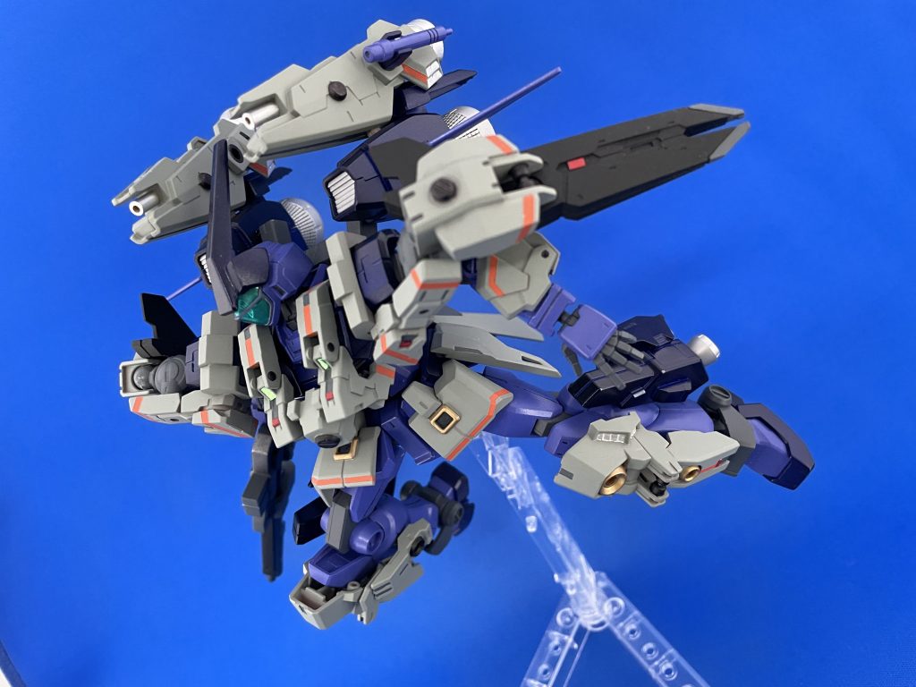 装甲と武装の追加により正面戦闘力の増を図るとともに、機体重量増加で低下する機動力をさらなるスラスター増設で誤魔化すという無理筋設計思想。後付け装備のチグハグ感はロマン！