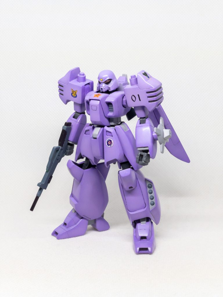 フロントビュー。脛の部分はプラ板を使用して段差を追加。ミサイル部分も奥まって見えるように同様の改修をしました。