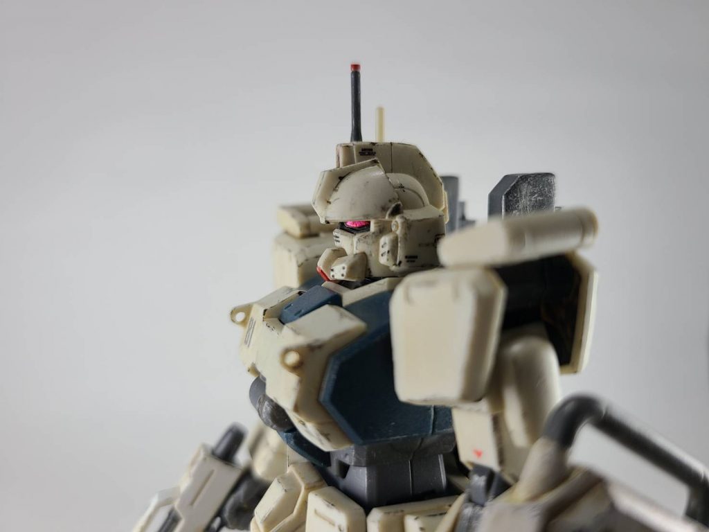 成型色に部分塗装、ウェザリング、デカール胸部装甲版に穴あけ加工シールドのみ筆塗り塗装またビーフライフルのみHGUC陸戦型ガンダム(新)より拝借しています。