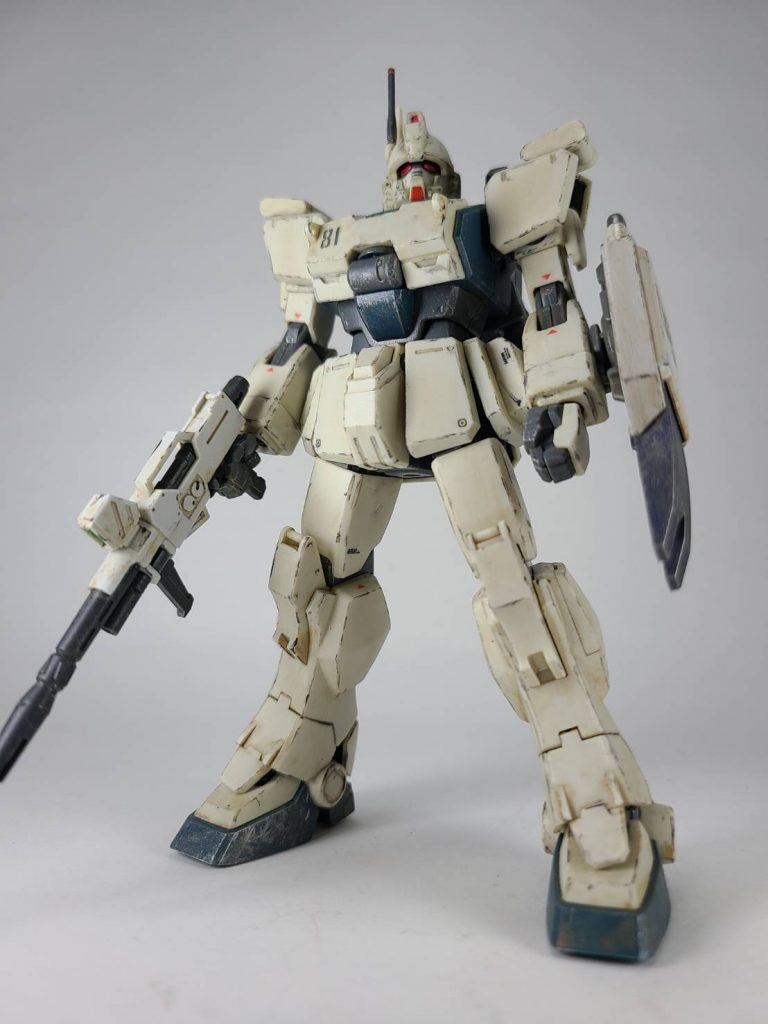 塗料　GSIクレオス水性ホビーカラー・シールド:RX-78-2ガンダムホワイト/ティターンズブルー2・顔一部:モンザレッド100%・その他:グレー(ねずみ色)100%・カメラアイ:ガンダムマーカーメタリックピンクウェザリング等・GSIクレオスMr.ウェザリングカラーサンディウォッシュ・GSIクレオスMr.ウェザリングカラーグレイッシュブラウン・GSIクレオスガンダムマーカーファントムグレー・GSIクレオスガンダムマーカーシャインシルバー・タミヤウェザリングステッィク〈マッド〉デカール・HGUC陸戦型ガンダム地上戦セット付属デカール・ガンダムデカール機動戦士ガンダムUC汎用1