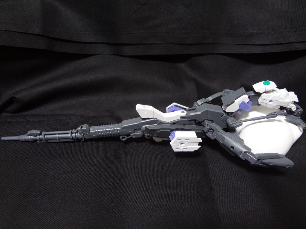 ●核融合炉二基&バスターライフルこれがやりたかった!(魂の声)パーツ自体は30mmを流用して簡単にできたのですが、胸のスクラッチと塗装が難で……もう……。でも男の夢やからね……しゃーない。(語る事が辛すぎて言葉少な目)まあノリノリで作ったはいいがデカすぎて、乳と砲で視覚情報が埋まる……デザイン的にはうーんな感じに。