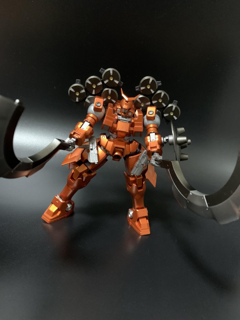 続きましてメリクリウス。カトル専用ならばこれは外せない、ヒートショーテルです。見ての通り、鉄血シリーズのユーゴーからの流用ですが、元のパーツはかなり分厚いかったので、ヤスリで刃を薄くして、いかにも切れます!って感じまで薄くしました。原型機のメリクリウスはシールドが手持ちで、他の武器が持たないため、シールドを左下腕に直付けできるよう改造をしました。