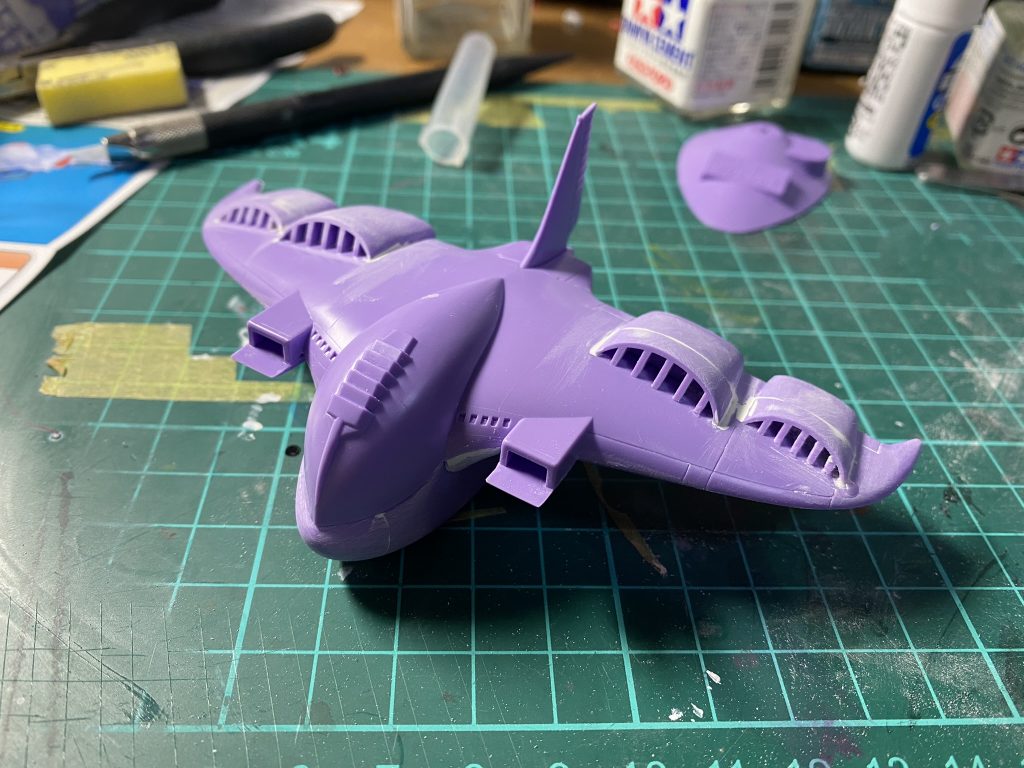 ガウ。パーツの合いが悪いので、隙間をパテ埋めしつつ製作(°▽°)