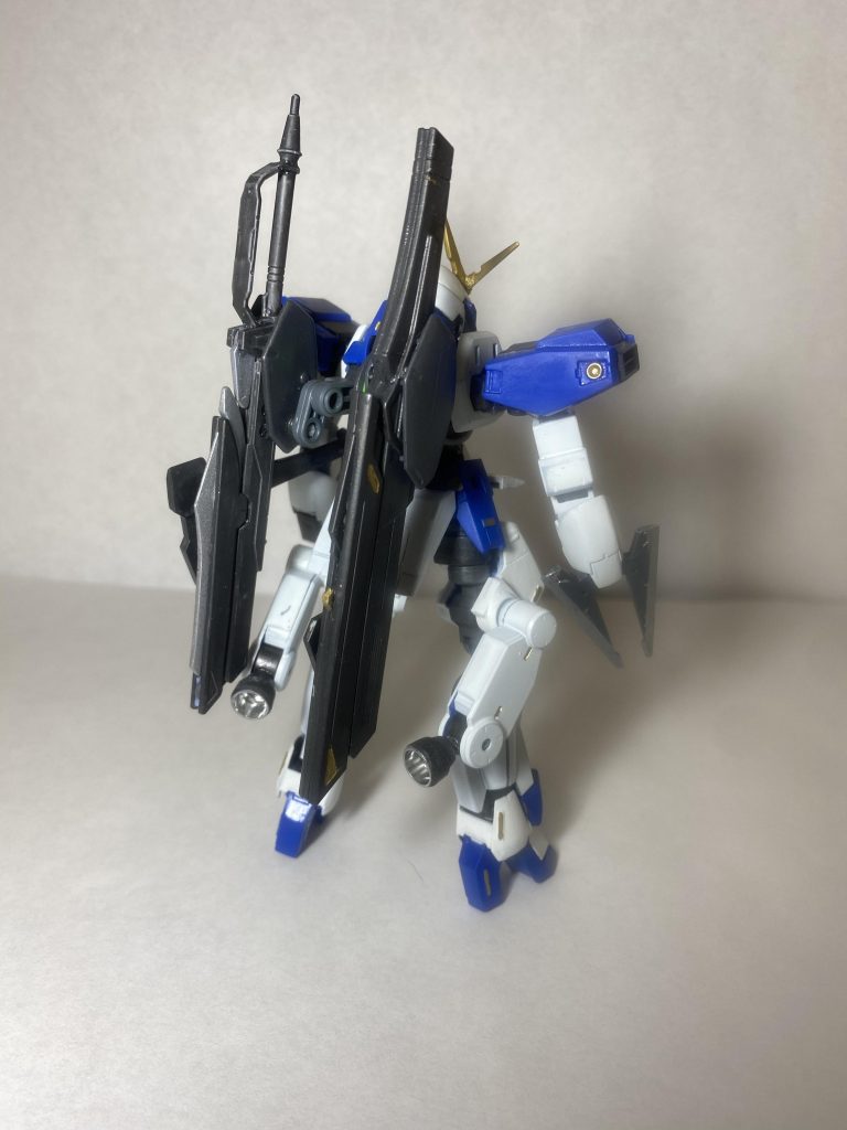 バックショットです。元々あったブースター類は脚部へ移植し、メイン武装となるバトルブレイドと長射程電磁砲を設けています。元はデスティニーガンダムの武装を利用しました。接続にバトルアームズのものを使用して、稼働にも幅を持たせております。