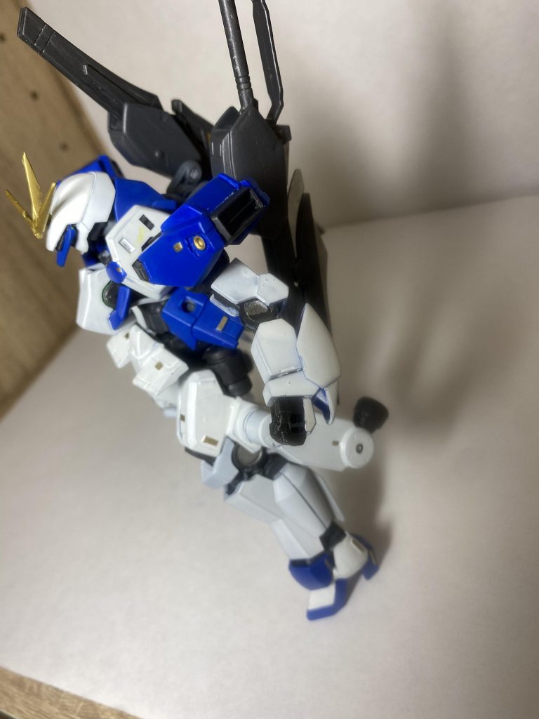 元々あった膝部、肩部のスラスターを形状変更しました。