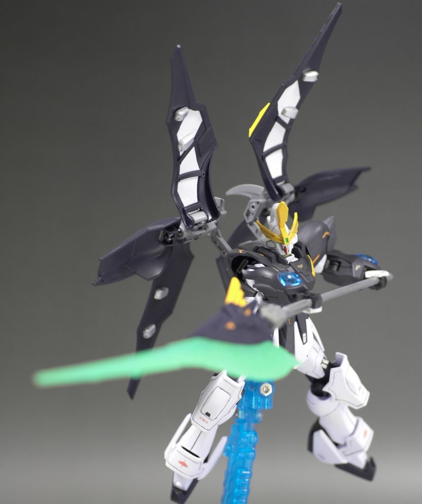 元々ブルーだったエフェクトは、蛍光グリーンで発光しているように。