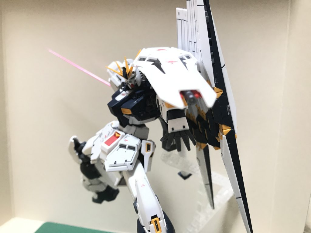 シールド裏にはビームキャノンとミサイルがマウントされ色分けも十分シールドがポロリしやすいのが本当にもったいない