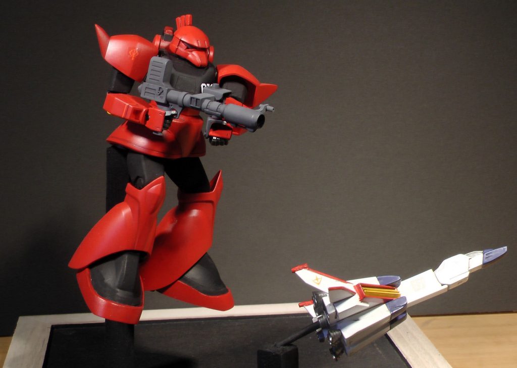 ゲルググは普通に組んでポーズ替えしました。腰をひねることができるこのキットの特徴を最大限に活用し、狙いを決めます。