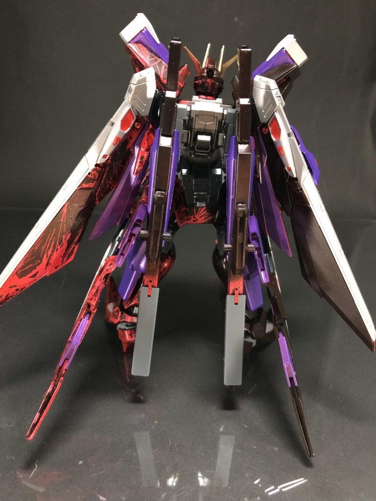 とりあえず左半身と武器を結晶塗装してみました。両半身しても良かったんですけど初めてだったんでとりあえず片方だけやりたいなぁと。塗装以外の改修に感じてはヘリオスのままだと胴体がやや詰まった印象だったのでストフリに変更しました。肩パーツは展開するパーツが欲しかったのでとある別作品の機体から拝借しました。何か分かりますかね……?