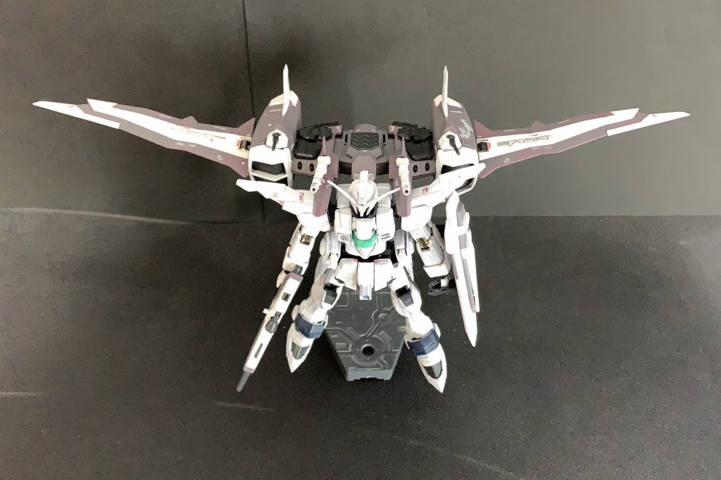 ファトムはベースのあずき色をほのかに残しつつグレーへ。下地を噴いたりしましたが、なかなか甘くて💧いつもはガンダムマーカーエアブラシシステムを使いますが、今回のホワイトは缶スプレーを使いました。慣れなくてムラや気泡が💧