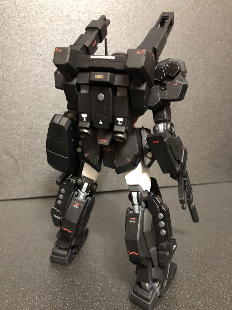 塗装と相まって意外とシンプルな後ろ姿です。