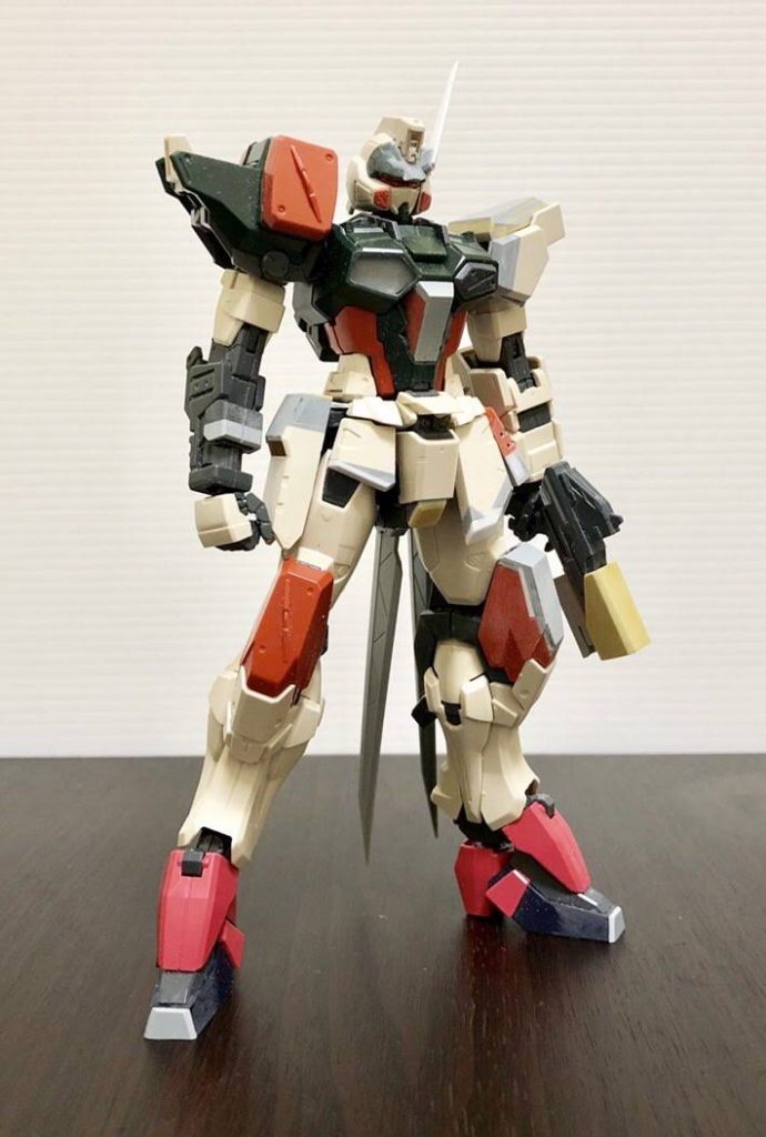 制作途中の画像。この状態だと本体のほとんどがバスターのままであることが分かりやすいと思います。バスター以外では靴とライフルをイージス、腰部背面にビルダーズパーツを使用しています。また、左肩はアンクルガード、右サイドアーマーは腕外装をそれぞれプラ材で形状変更したものを取り付けています。