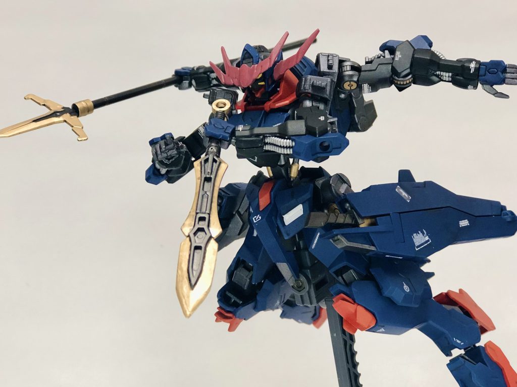 武装①十文字槍、宝剣基本武装。接近戦、中距離戦に対応する。槍は30MMのカスタマイズウェポン戦国兵装の槍を、宝剣は同じく30MMのシエルノヴァ用オプションパーツセット1の刃とクナイを加工して使用。呪術廻戦117話の表紙を参考に、仏像が持っていそうな武器にしてみました。