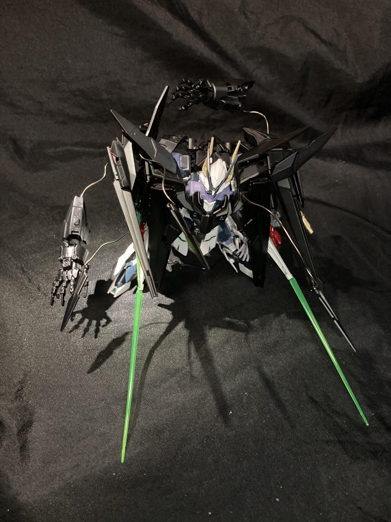 トラスティハーケン展開中距離戦用モード武装ダブルリベイクはワイヤーで操作しているが、副腕2の腕も有線で飛ばせてジオングの様に有線誘導式なイメージビームサーベルも長物をチョイス、ガントレットセイバークロウのリーチを利用し間合いの長さで優位をとれるようにイメージした急に距離を詰められた時用に副腕1は手首の部分からビームサーベルを出せる様に改造してるがごちゃごちゃしてて解りずらいですね