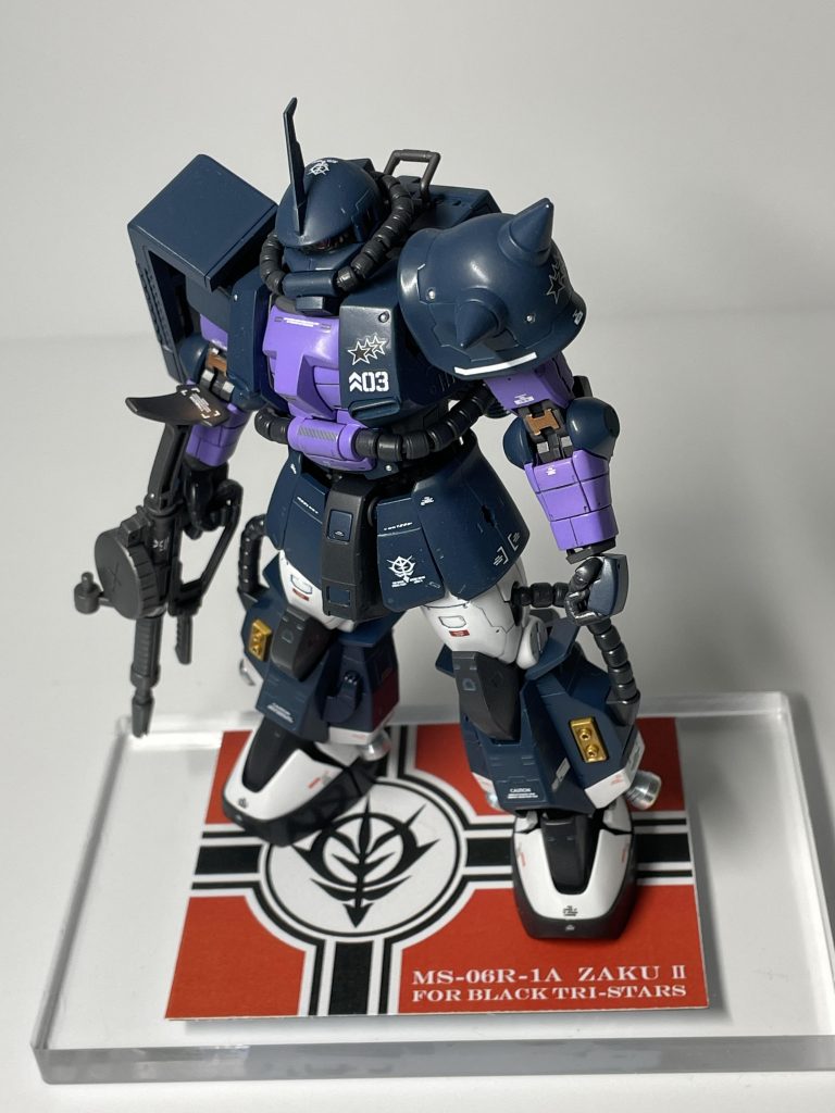 どうにも後ろに転倒しやすいキットでしたので、足つま先に重りを入れさらに磁石を仕込んでおります。アクリル台座に鉄板を貼り、ジオンの旗を印刷しました。台座上では転びません。
