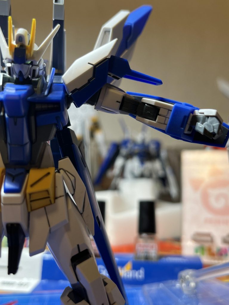 胴体と肩の接続はロールスイングジョイントを使用。最初はウイングゼロの肩ジョイントを使っていましたが、動かすとすぐ取れてしまうので変えました。