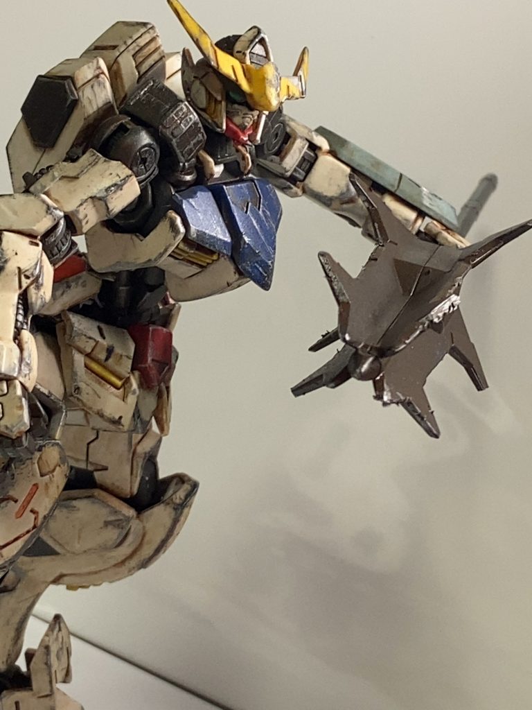 鉄血のオルフェンズのMSはフレームが異常なくらい頑丈なのでフレームにはあまり傷の表現はしていません。MS同士の戦闘は基本的に叩き潰す近接戦闘ばかりという事で凹みや塗装ハゲをおおめにしました。