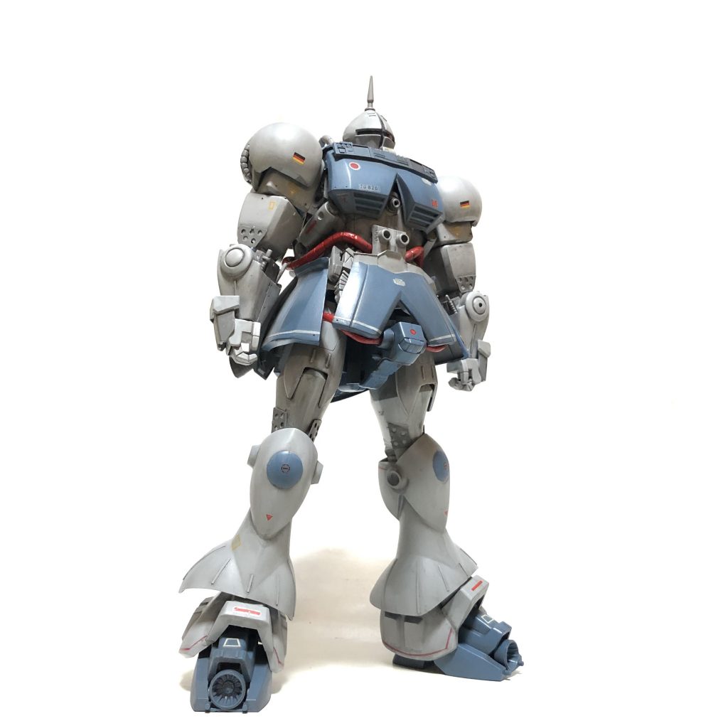 ななめYMS-15ギャン一年戦争末期、第二期量産型の座をゲルググと争う形で、ツィマッド社によって開発された機体。流体パルスアクセラレータによる、豊富な機動性、高出力ジェネレーターによる大型ビームサーベルなどでの、白兵戦に秀でたMSである。