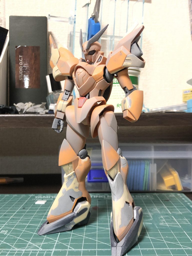 一通りの加工が終わった姿。足首のパーツもイラストでは直線的なのでパテ盛り削り。イラストに寄せるならもっと改修点はあったが、締め切りを考えたらここから洗浄と塗装に。