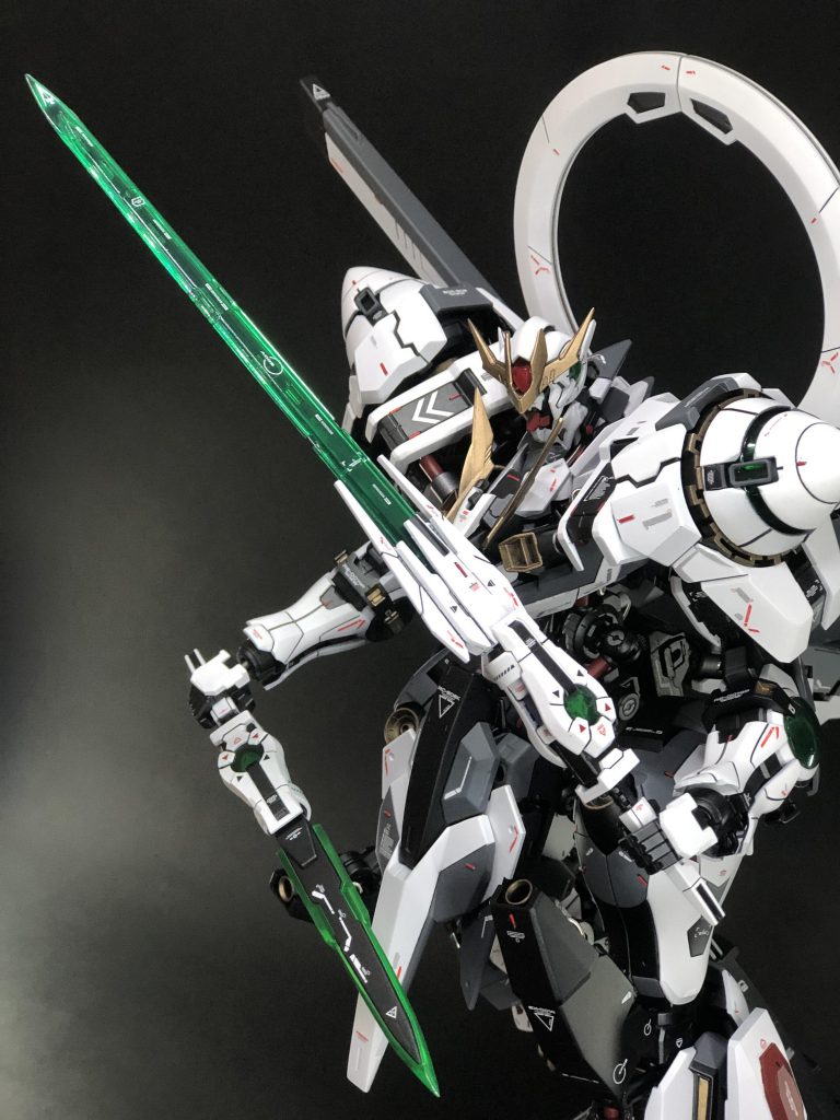 持ち武器としましてGNロング&ショートブレードから着想を得てそれぞれ長さの異なる二刀を作成その名をロングブレード『星砕き』ショートブレード『星割り』二刀一対開発コード  -ARARE-腕に足を使われてしまい犠牲になった初代エクシア君。ならば俺の腕も持っていけそんな彼の声が聞こえて作られた二振りの剣エクシアは死んだ!もういない!けれど俺の両腕に、この武器に、一つになって生き続ける!