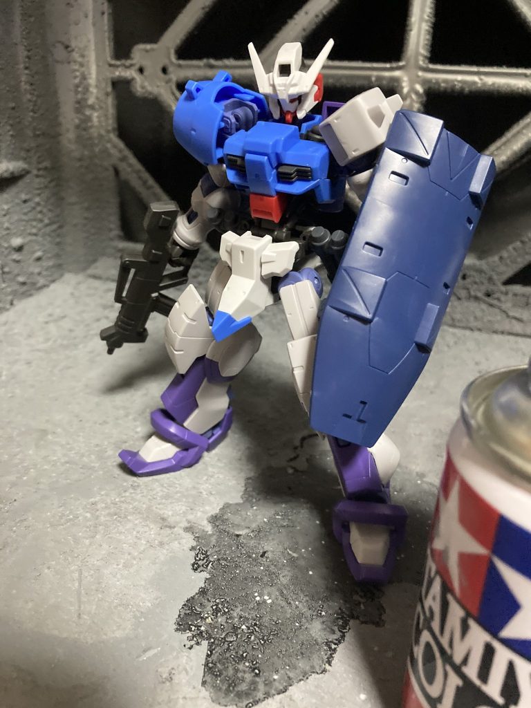 工程写真全然残ってませんでした。最初にミキシングした状態。腕がキマリストルーパーのもの、フロントスカートがアスタロトのままですね。腰の筒はコトブキヤさんのMSGからエクスアーマーCのスモークディスチャージャーを小型ロケットブースターに見立てて使用しています。シールド持ってるのになんか弱そうだな…