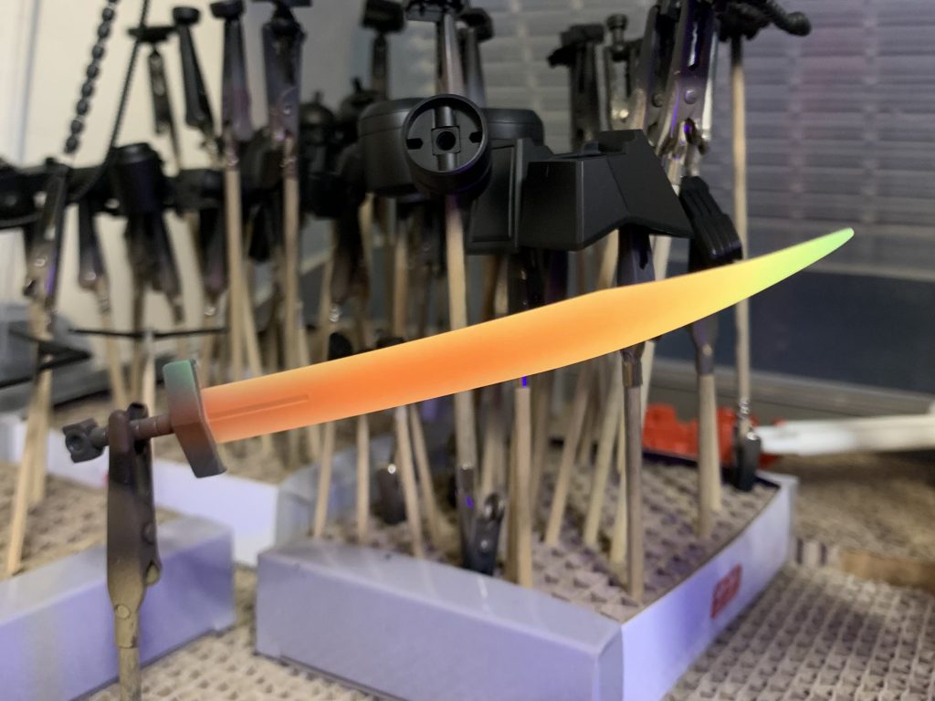 ライトを当てた場合、当てない場合、それぞれ違和感なく赤熱して見えるよう努めました