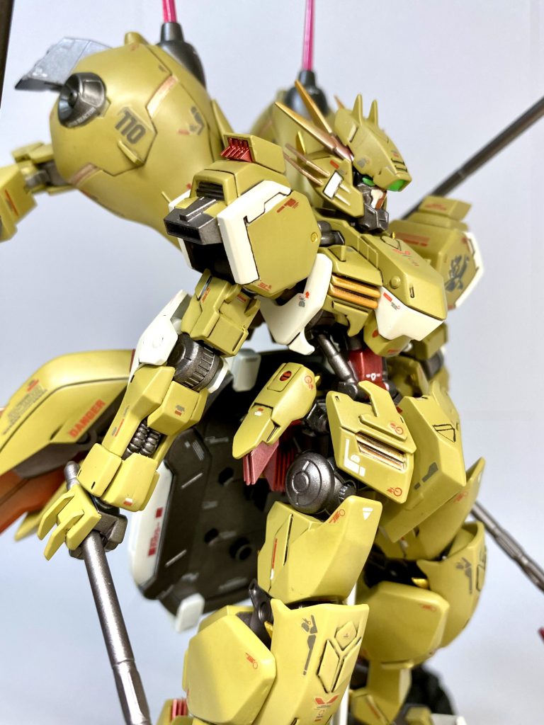 分かりにくいところですが、ふくらはぎをカットして稼働式にしています。腿のパーツもカットし前に出しています。ショルダー関連は何かのバーニアパーツを追加、ショルダ上部は手製のパーツ追加しています。