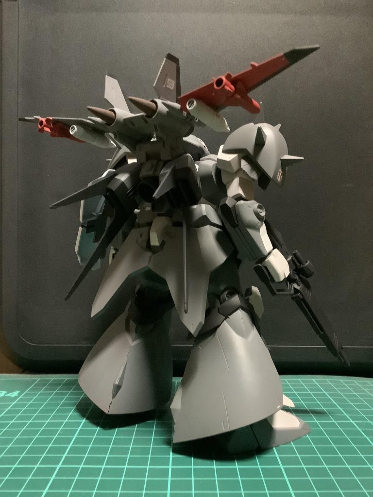 後ろから1枚。ひときわ目立つバックパックは、空中戦闘での機動性の向上を目的に試作されたリフターユニットになります。名前の理由はTwitterに制作途中の画像を上げた時に「これドラグナーのリフター装備だ」って言われて確かに似てるなと思い、リフターユニットとしました(笑)リフターユニットは、スタークジェガンのバックパックをベースに、エールストライクとウィンダムのバックパックを合体させています。ちなみに右側の翼だけ赤いのは、とあるゲームのラスボスをオマージュしているからです(^^)