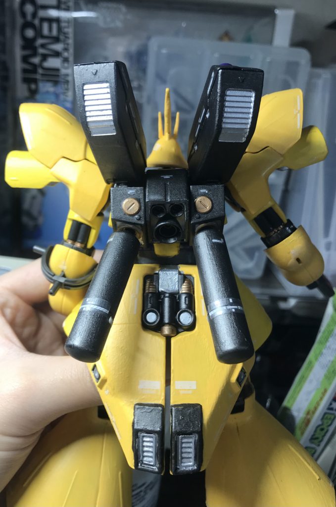 個人的にお気に入りのバックビュー。ブロンズとシルバーの主張がいいデカールがやはり浮いてしまっている。水転写デカールと同じ回数のクリアではやはりダメな模様