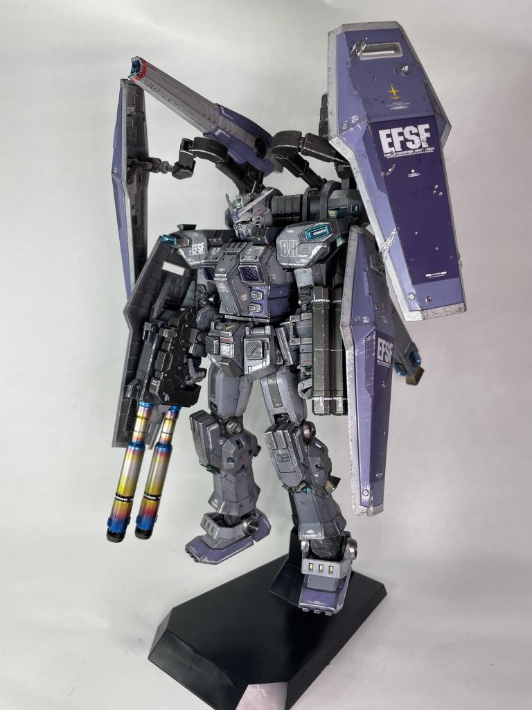 全体画像です。黒立ち上げからのグラデ塗装、バーニア、ライフル部の焼き色塗装、ダメージ加工とチッピング、ドライブラシなど試してみたかったことモリモリで製作してみました。