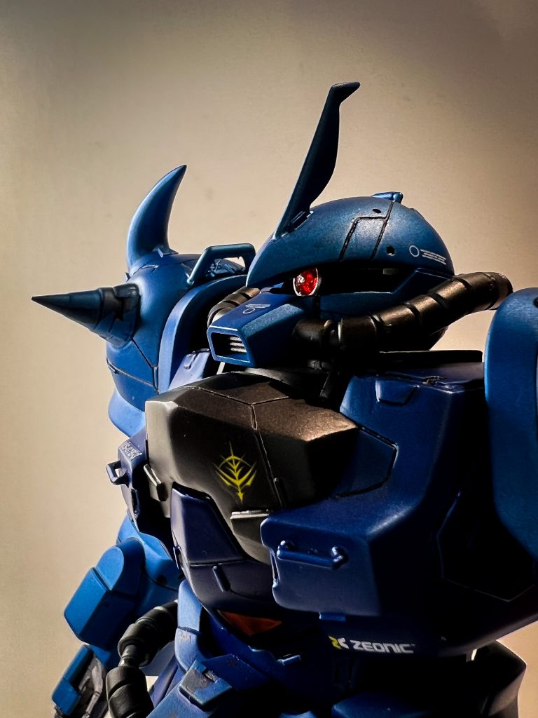 モノアイを皿に反射テープ入れてHアイズ。胸周りをパテで整形